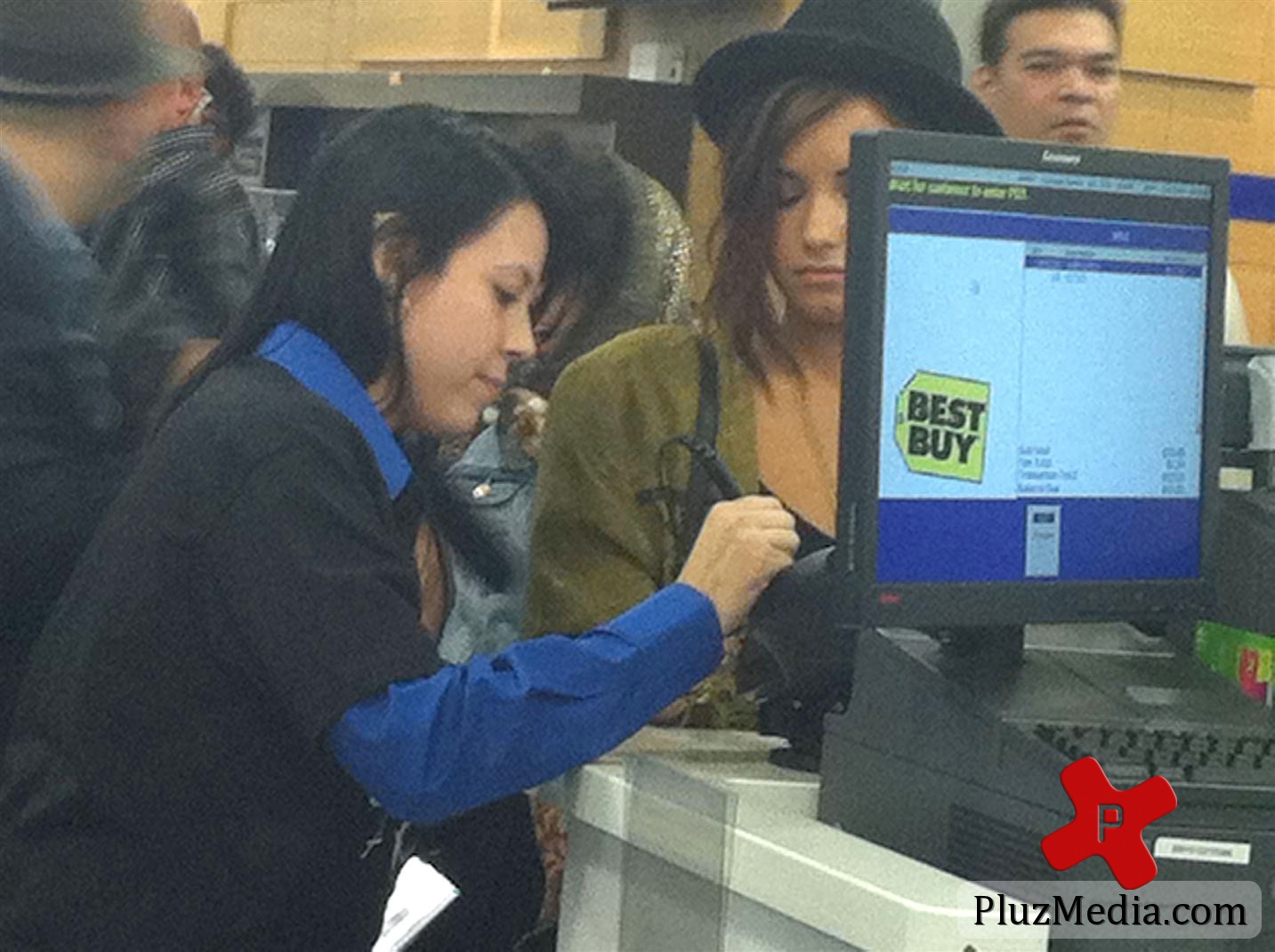 Demi Lovato buys her new cd at midnight | Picture 83104